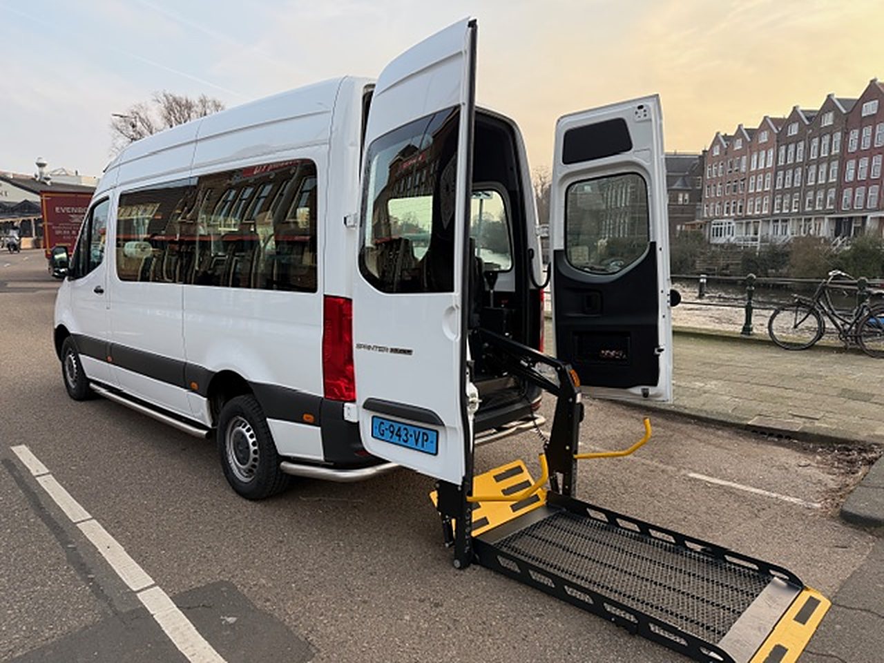 Rolstoelbus met laadklep bij een Amsterdamse gracht